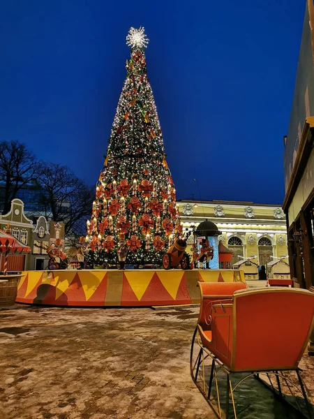 Uma Grande Árvore Natal Com Ratos Uniformes Canhão Abaixo Trenó — Fotografia de Stock