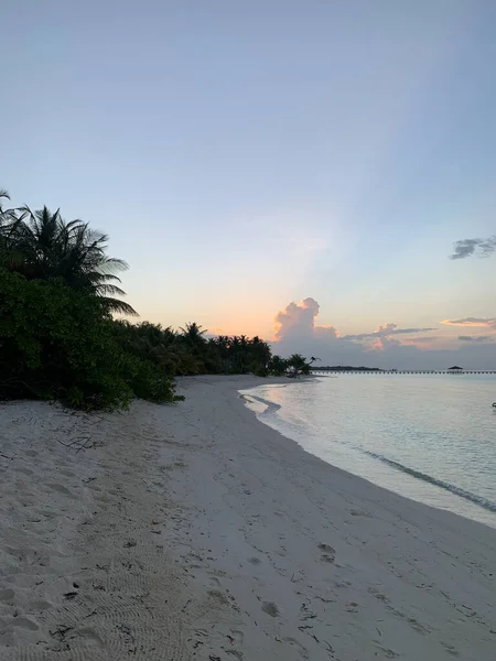 Pôr Sol Nas Maldivas Areia Branca Oceano Índico Contra Pano — Fotografia de Stock