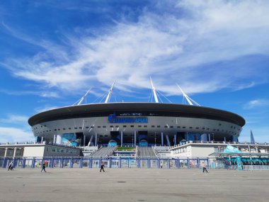 Maçın olduğu sabah St. Petersburg 'daki Gazprom Arena Stadyumu' nda Avrupa Futbol Şampiyonası EURO 2020 çerçevesinde bulutlu mavi bir gökyüzünün arka planına karşı.