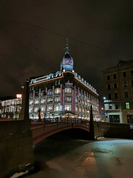 圣彼得堡的红桥和商行 在莫伊卡河堤上挂着漂亮的圆顶 装饰着圣诞和新年的花环 — 图库照片