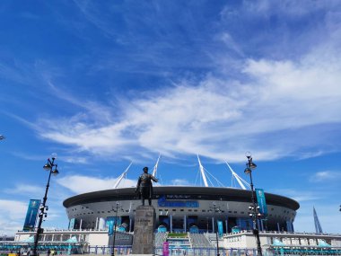 Avrupa Futbol Şampiyonası EURO 2020 çerçevesinde St. Petersburg 'daki Gazprom Arena Stadyumu' ndaki anıt, bulutlu mavi bir gökyüzünün arka planına karşıdır.