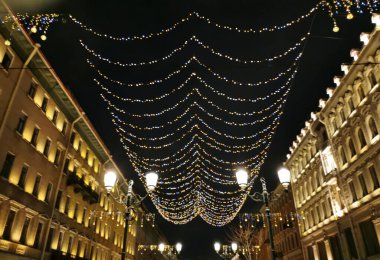 St. Petersburg 'daki Malaya Konyushennaya Caddesi' nde Noel ve Yeni Yıl için aydınlanma..