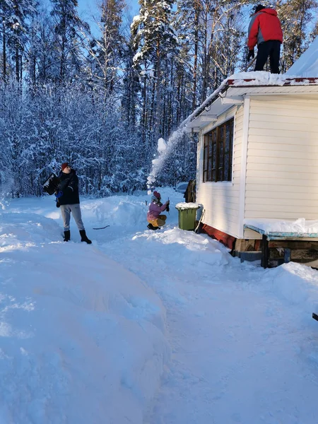 Dospělý Muž Odhazuje Sníh Střechy Verandy Venkovského Domu Lopatou Mladý — Stock fotografie