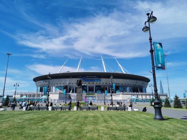 Avrupa Futbol Şampiyonası EURO 2020 çerçevesinde St. Petersburg 'daki Gazprom Arena Stadyumu' ndaki anıt, bulutlu mavi bir gökyüzünün arka planına karşıdır.