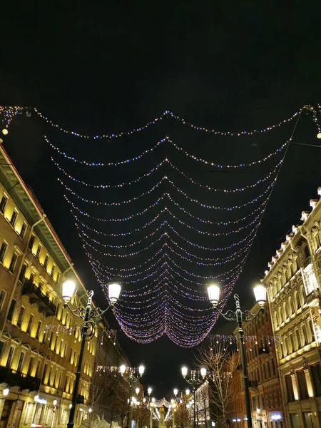 黒い空を背景にした初冬の朝 サンクトペテルブルクのマラヤ コンユシェナヤ通りでのクリスマスと新年のための祭りの照明 — ストック写真
