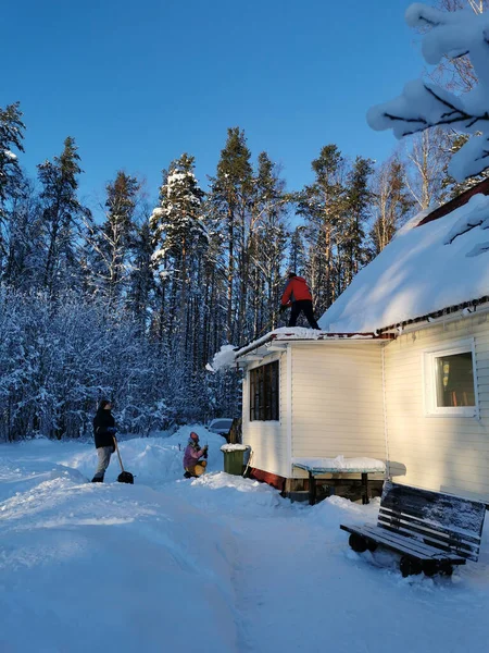 Dospělý Muž Odhazuje Sníh Střechy Verandy Venkovského Domu Lopatou Mladý — Stock fotografie