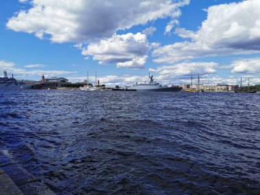 Savaş gemileri, fırkateynler ve yelkenliler St. Petersburg 'da Donanma Günü için Neva su bölgesinde inşa edildi..
