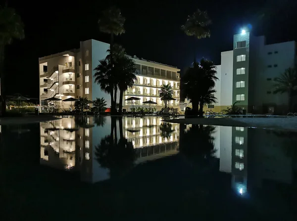 Später Abend Protaras Zypern Ein Swimmingpool Dessen Wasser Sich Gebäude — Stockfoto