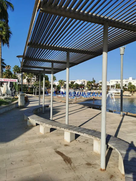 Protaras Zypern Promenade Mit Bank Und Sonnenschirm Entlang Der Mittelmeerküste — Stockfoto