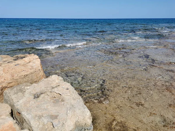 Protaras 法马古斯塔地区塞浦路斯 地中海沿岸的大石头 清澈的海水和无云的天空 — 图库照片