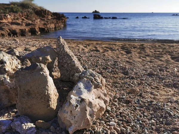 Protaras 法马古斯塔地区塞浦路斯 地中海海滩上的大石头和大海中的大石头 背景是蓝天和一艘黄色的旅游船 — 图库照片
