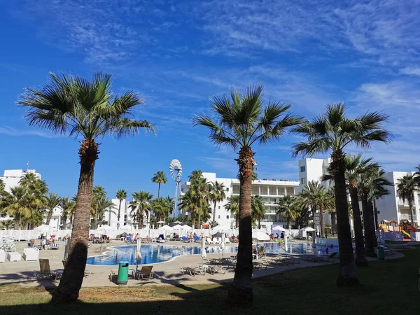 Ein Pool Mit Menschen Die Sich Auf Liegestühlen Inmitten Von — Stockfoto