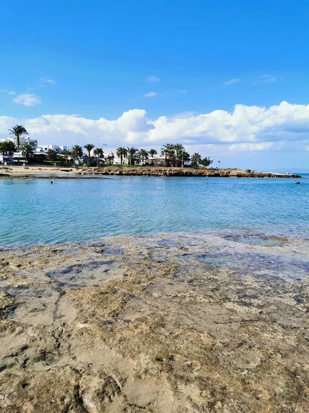 Protaras 法马古斯塔地区塞浦路斯 地中海沿岸 长期冰冻的熔岩 其凹处有海水 与蓝天相映成趣 — 图库照片
