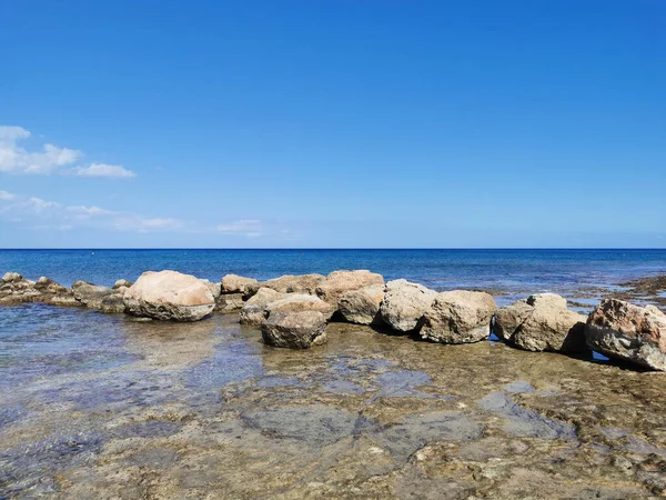 Protaras 法马古斯塔地区塞浦路斯 一座岩石山脊 长期硬化的熔岩 以大海为背景的地中海沿岸 蓝蓝的天空 布满了云彩 — 图库照片