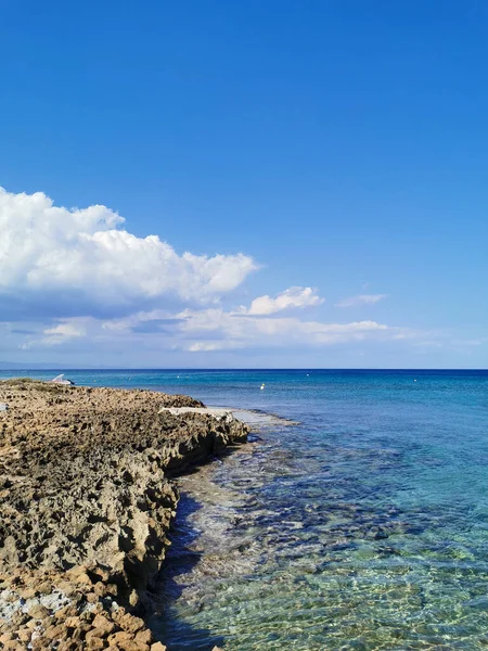 Protaras 法马古斯塔地区塞浦路斯 石岸的熔岩凝固了 清澈的水和蓝天的云彩相映成趣 — 图库照片