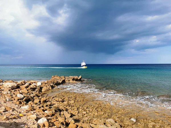 Protaras Zona Famagusta Chipre Costa Pedra Mar Mediterrâneo Mar Navio — Fotografia de Stock