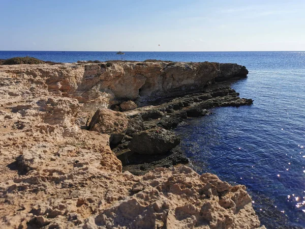 Protaras 塞浦路斯 地中海的海岸 有绿色的植物和石头 还有菲格树湾的沙滩和蓝天背景下的岛屿 — 图库照片