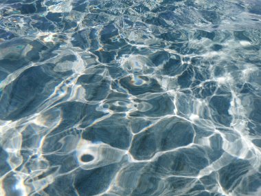 Protaras. Kıbrıs. İncir Ağacı Koyu 'nun kumlu plajı, insanlar güneşlenir ve şemsiyeler altında dinlenir, Akdeniz' de yüzerler..