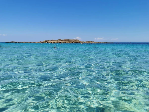 Protaras 塞浦路斯 在菲格树湾的沙滩上 人们在遮阳伞下日光浴 放松地躺在日光浴上 在地中海游泳 — 图库照片