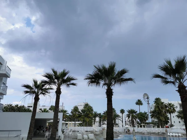 Protaras Zyprus Ein Swimmingpool Umgeben Von Liegestühlen Und Sonnenschirmen Unter — Stockfoto
