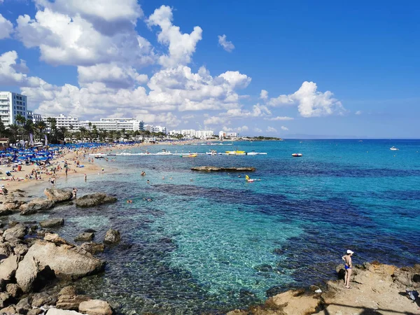 Protarák Ciprus Fügefa Öböl Homokos Strandja Emberek Napoznak Napernyők Alatt — Stock Fotó