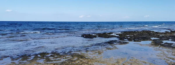 プロタラス 有名なエリア キプロス 長い間強化された溶岩 雲と青い空に対する澄んだ水から地中海の岩の海岸 パノラマ — ストック写真