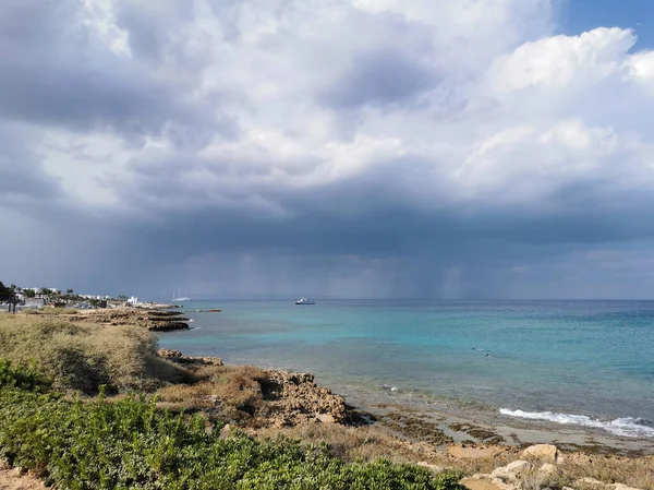 Protaras Zona Famagusta Chipre Costa Ensolarada Mar Mediterrâneo Com Grama — Fotografia de Stock