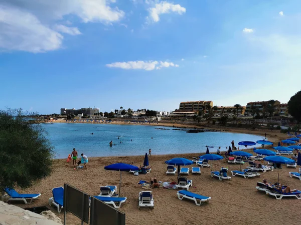 Protaras Chipre Playa Sandy Kalamies Con Tumbonas Sombrillas Bahía Del —  Fotos de Stock