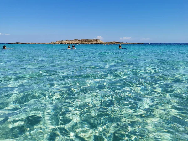 Protaras 塞浦路斯 菲格尔湾海滩 水晶般清澈 底部为白沙 沿岸为小岛 — 图库照片