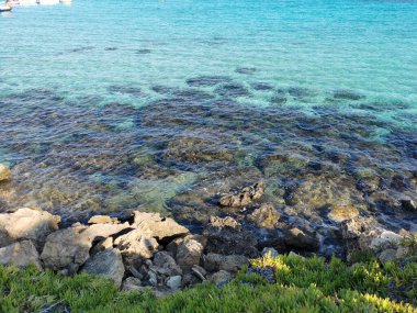 Protaras. Kıbrıs. Bir grup insanın yoga yaptığı Akdeniz kıyılarında bir gözlem güvertesi..