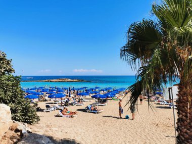 Protaras. Kıbrıs. Bir grup insanın yoga yaptığı Akdeniz kıyılarında bir gözlem güvertesi..