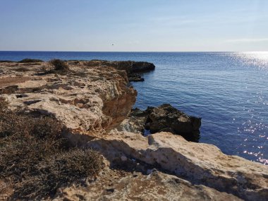 Protaras. Kıbrıs. Bir grup insanın yoga yaptığı Akdeniz kıyılarında bir gözlem güvertesi..