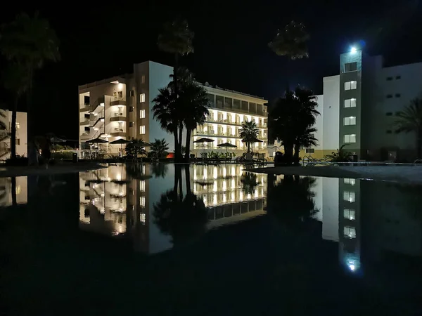 Später Abend Protaras Zypern Ein Swimmingpool Dessen Wasser Sich Gebäude — Stockfoto