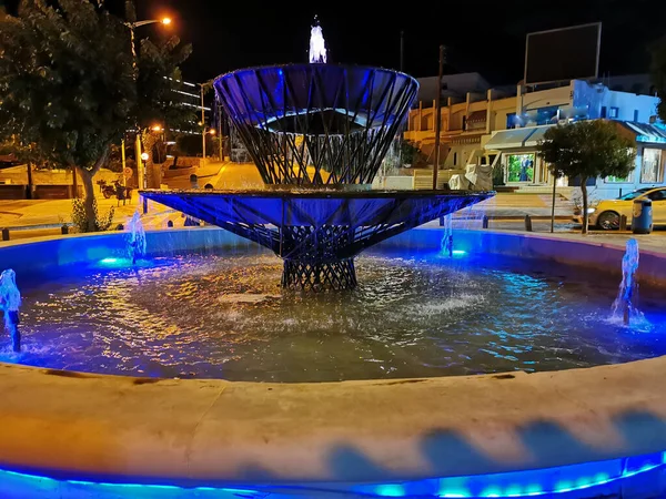 Übernachtung Zypern Protaras Ein Blau Beleuchteter Brunnen Auf Einer Zentralen — Stockfoto