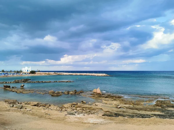 Protaras 塞浦路斯 在一个壮观的天空背景下 拥有小船 游艇和小船在地中海湾的港口 — 图库照片