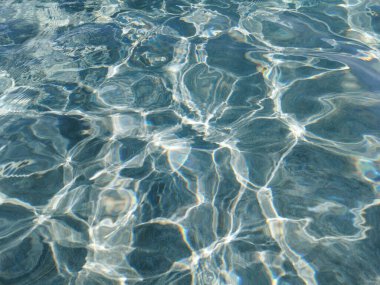 Protaras. Kıbrıs. İncir Ağacı Koyu 'nun kumlu plajı, insanlar güneşlenir ve şemsiyeler altında dinlenir, Akdeniz' de yüzerler..