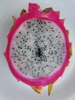 Protaras. Kıbrıs. İncir Ağacı Koyu 'nun kumlu plajı, insanlar güneşlenir ve şemsiyeler altında dinlenir, Akdeniz' de yüzerler..