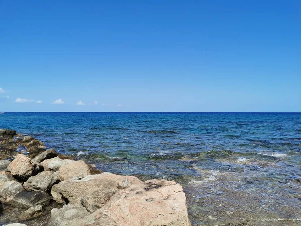 プロタラス 有名なエリア キプロス 地中海の海岸 澄んだ水 雲のある青い空に対する石の尾根 — ストック写真