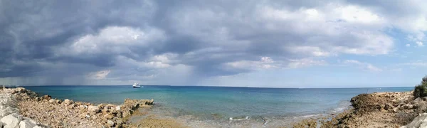 プロタラス キプロス 小さな船とポート 劇的な空を背景に地中海の湾のヨットやボート — ストック写真