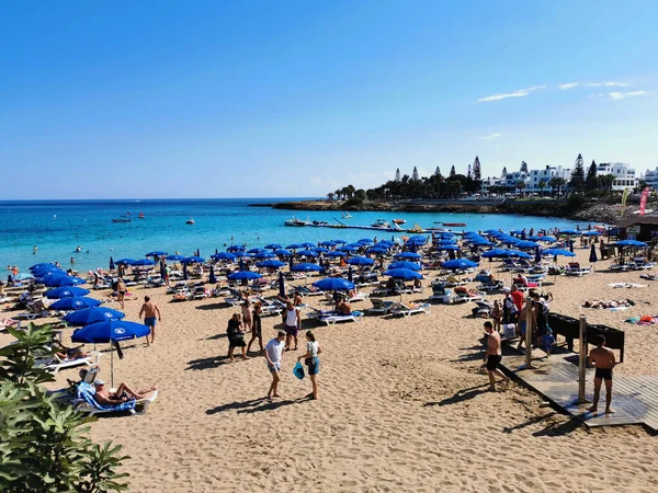 Protaras Cipro Spiaggia Sabbiosa Fig Tree Bay Persone Prendere Sole — Foto Stock