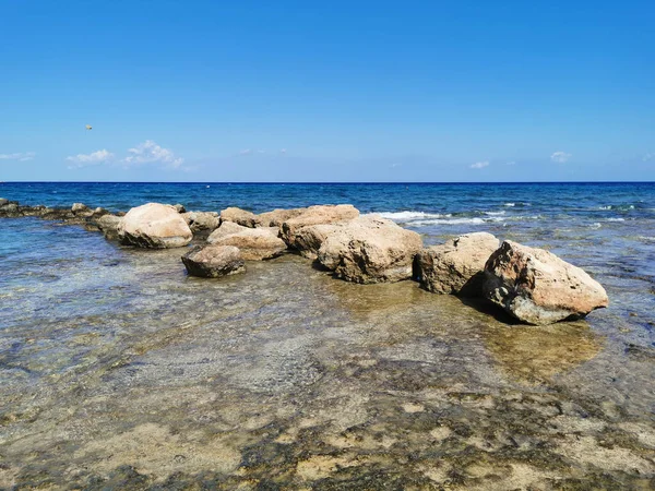 Protaras Kıbrıs Ncir Ağacı Koyu Nun Kumlu Plajı Insanlar Güneşlenir — Stok fotoğraf