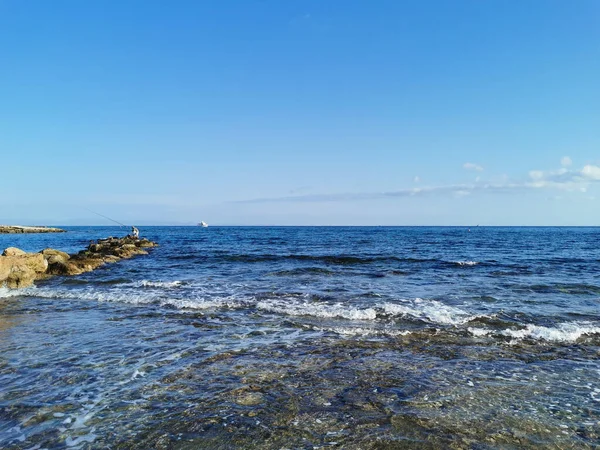 プロタラス 有名なエリア キプロス 地中海の海岸 石の尾根は その最後には漁師であり 海では雲と青い空に対する白い喜びヨット — ストック写真