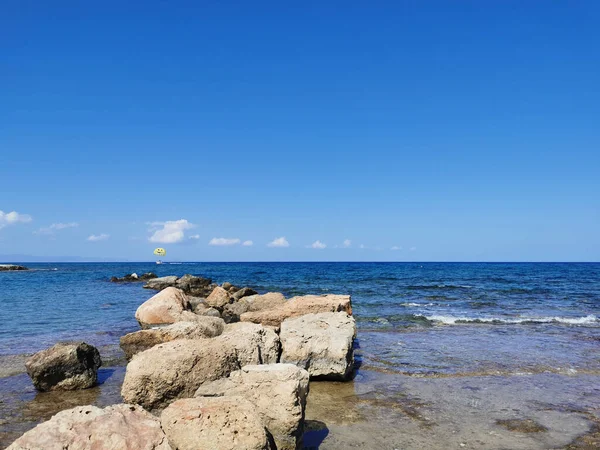 Protaras Famagustan Alue Kypros Välimeren Rannikko Aallot Kirkas Vesi Kiviharju — kuvapankkivalokuva