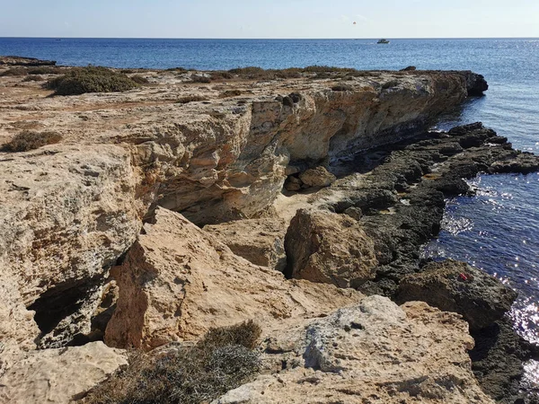 Protaras Zona Famagusta Chipre Una Costa Rocosa Lava Larga Endurecida — Foto de Stock
