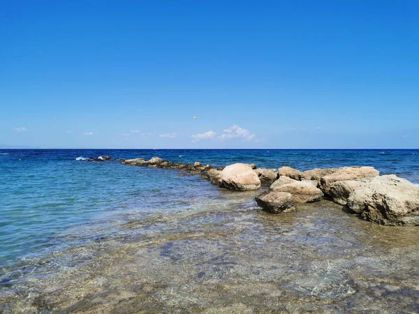 Protaras 法马古斯塔地区塞浦路斯 地中海的海岸 清澈的海水 蓝蓝的天空映衬着一道石脊 布满了云彩 — 图库照片