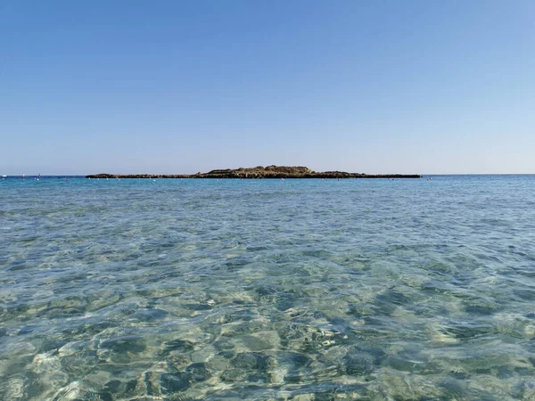 Protaras 法马古斯塔地区塞浦路斯 菲格尔湾海滩 水晶般清澈 底部为白沙 沿岸为小岛 — 图库照片