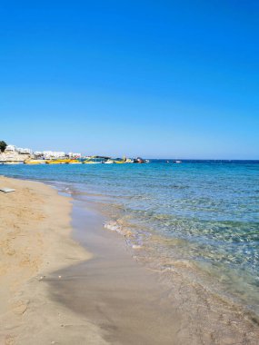 Protaras. Kıbrıs. Rıhtım, Akdeniz körfezinde küçük gemileri, yatları ve tekneleri olan liman dramatik bir gökyüzünün arka planına karşı..