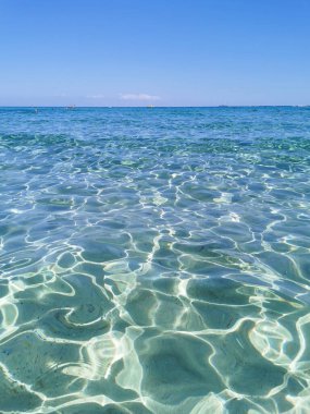 Protaras. Famagusta bölgesi. Kıbrıs. Akdeniz 'in açık mavi suları İncir Ağacı Koyu sahillerinde, en altta beyaz kum görünür..