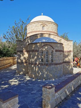 Protaras. Kıbrıs. Rıhtım, Akdeniz körfezinde küçük gemileri, yatları ve tekneleri olan liman dramatik bir gökyüzünün arka planına karşı..