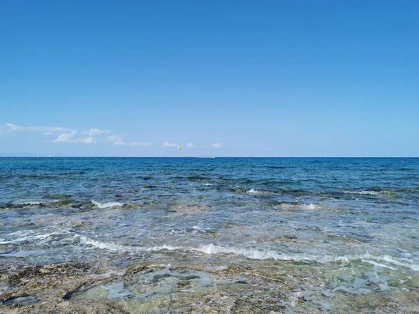 プロタラス キプロス 地中海の海岸 石の尾根は その最後には漁師であり 海では雲と青い空に対する白い喜びヨット — ストック写真